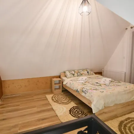 Brvnara Mont 4 *